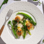 Stegt kammusling med Bimi® broccoli og brunet smør - Nytårs forret