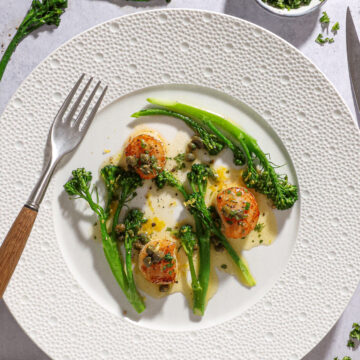 Stegt kammusling med Bimi® broccoli og brunet smør - Nytårs forret