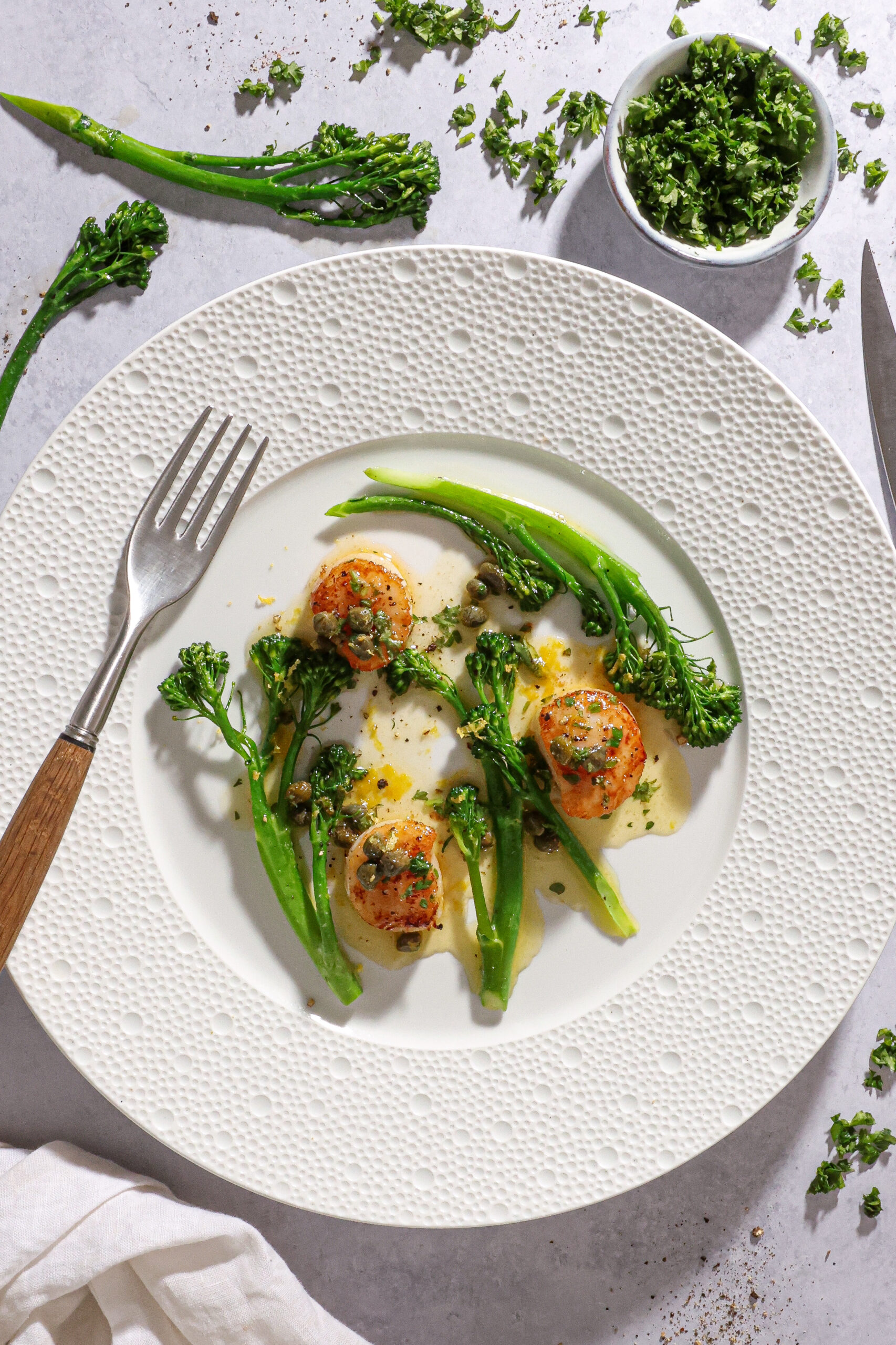 Stegt kammusling med Bimi® broccoli og brunet smør - Nytårs forret