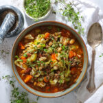 Kålsuppe med oksekød, bacon og hvide bønner - Mættende efterårssuppe