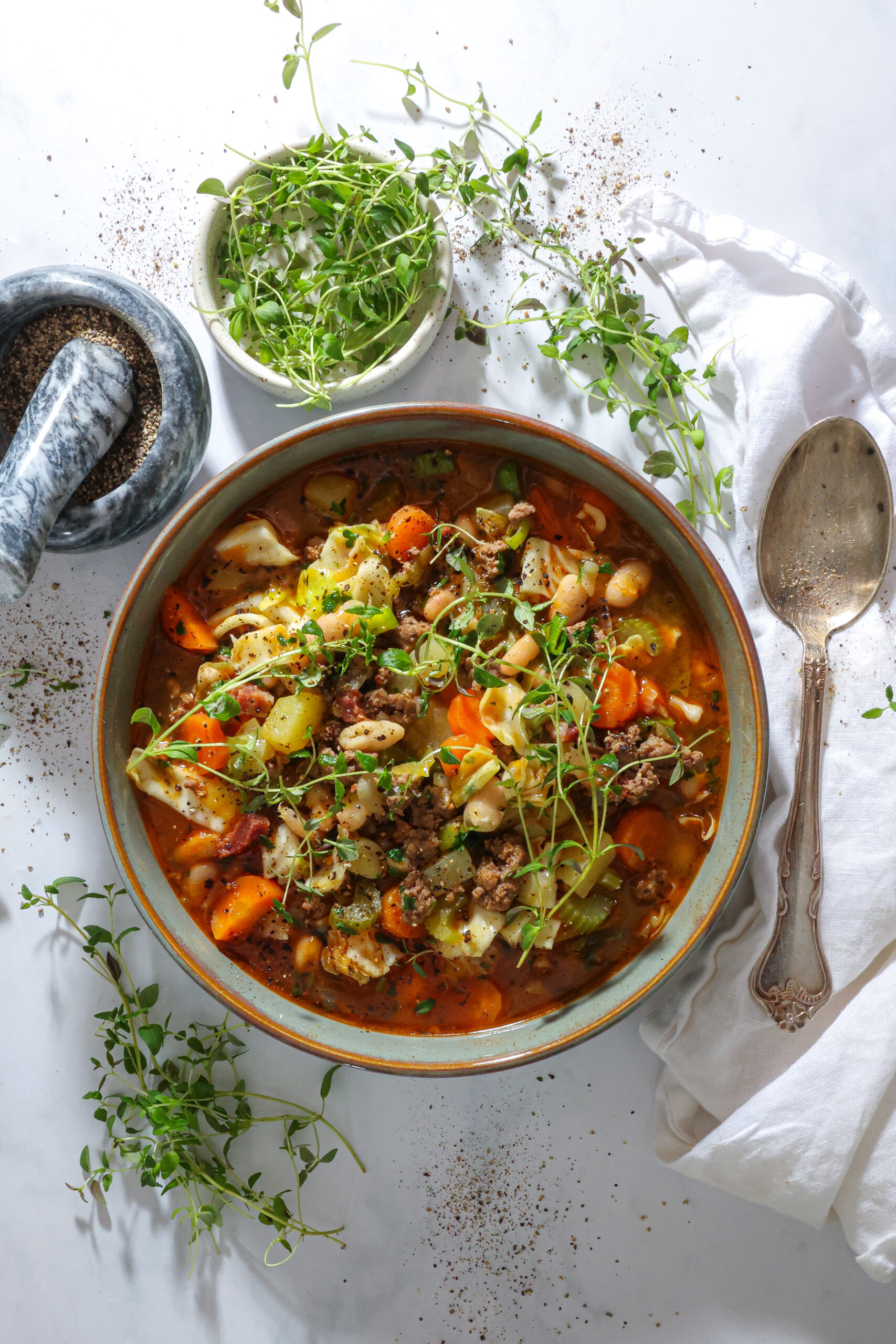 Kålsuppe med oksekød, bacon og hvide bønner - Mættende efterårssuppe