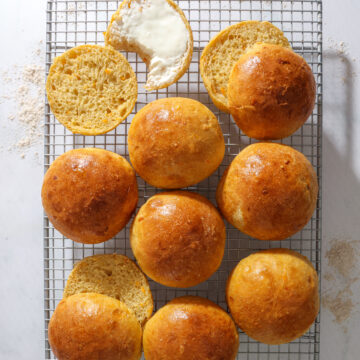 Skyrboller med gulerod – Saftige og proteinrige boller til madpakken