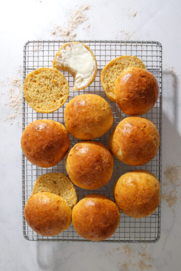 Skyrboller med gulerod – Saftige og proteinrige boller til madpakken