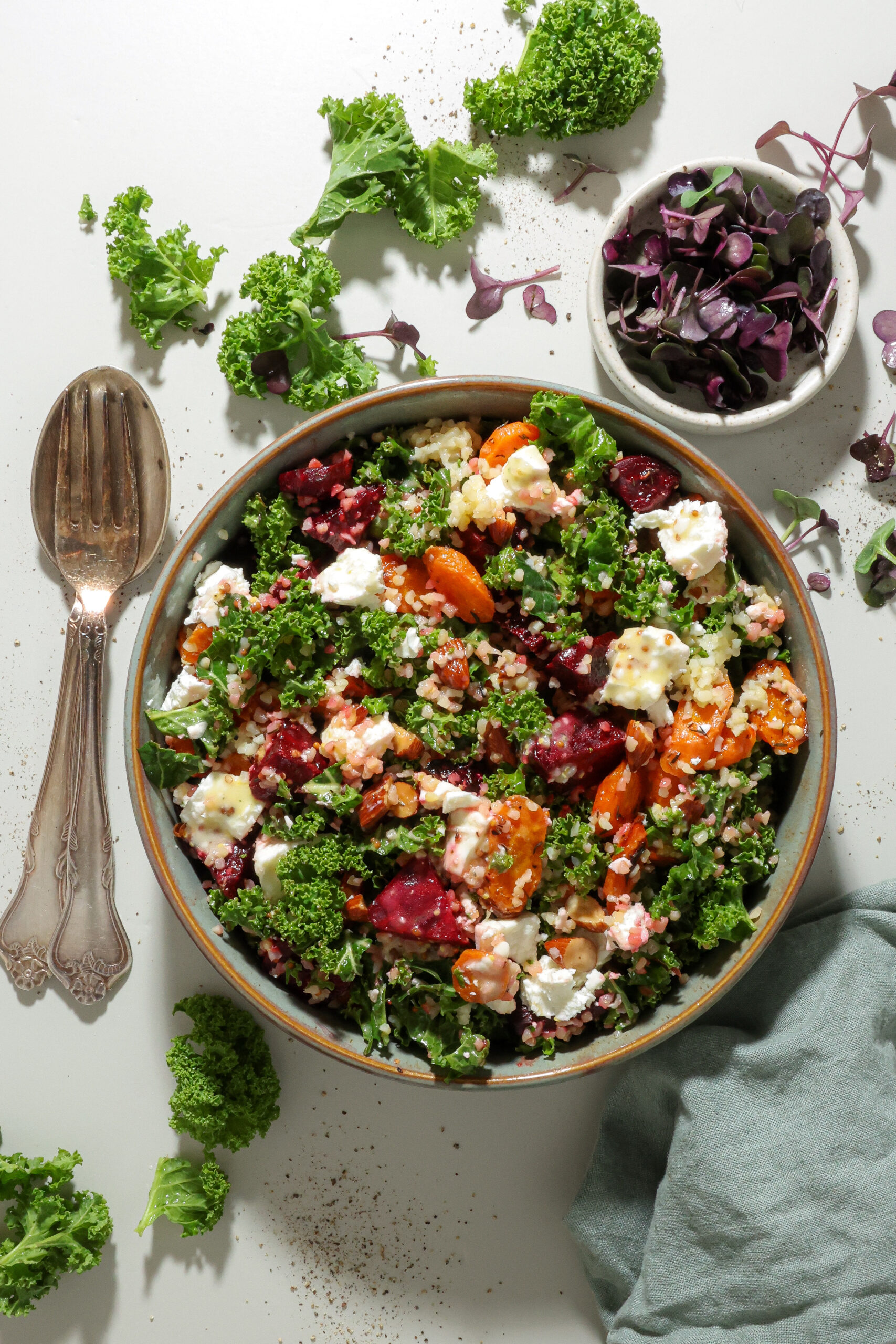 Grønkålssalat med bulgur og bagte rodfrugter - Lækker efterårssalat