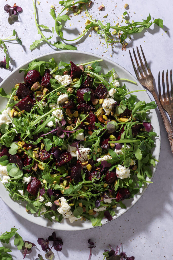 Rødbedesalat med feta og pistacienødder – Salat med bagte rødbeder