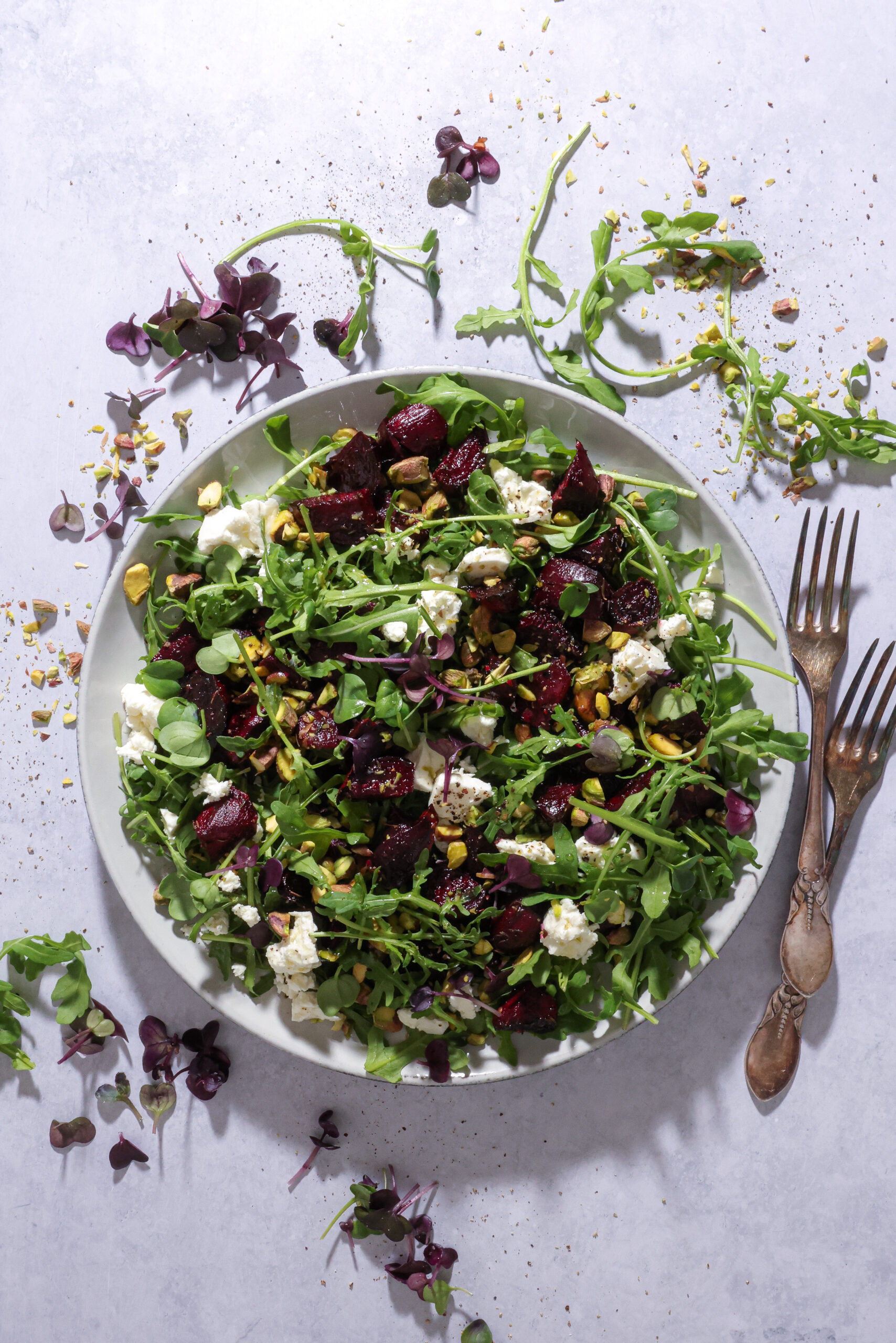 Rødbedesalat med feta og pistacienødder – Salat med bagte rødbeder