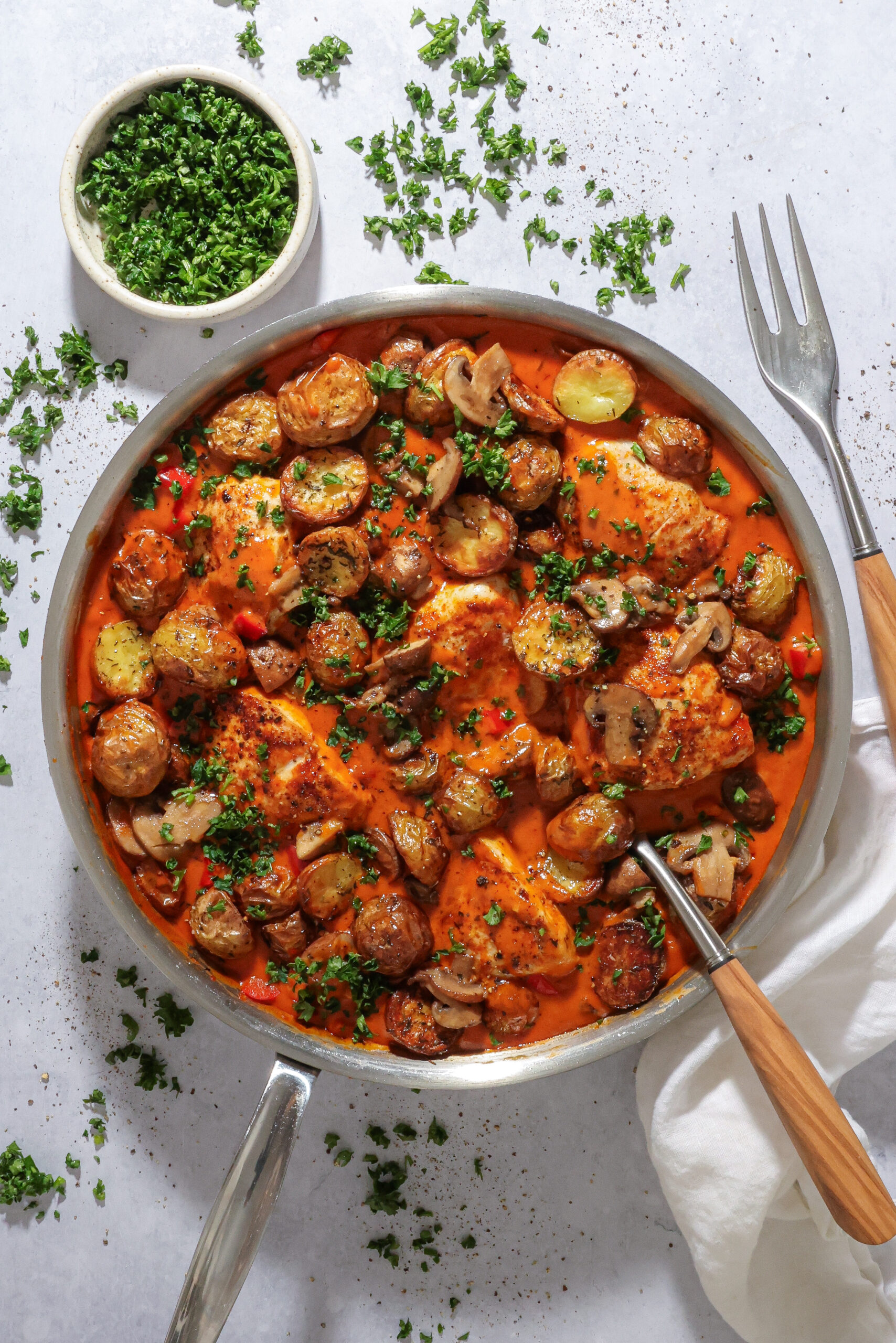 Kylling i paprikasauce med sprøde kartofler – Nem og cremet panderet