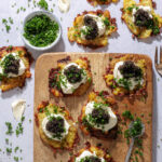 Knuste kartofler med caviar og pisket creme fraiche – Luksus snack til nytår