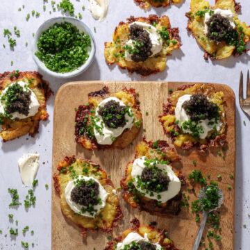 Knuste kartofler med caviar og pisket creme fraiche – Luksus snack til nytår