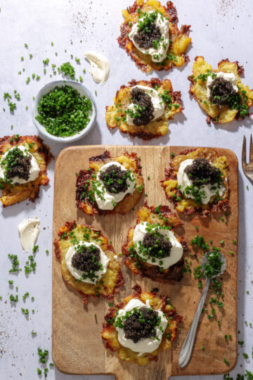 Knuste kartofler med caviar og pisket creme fraiche – Luksus snack til nytår