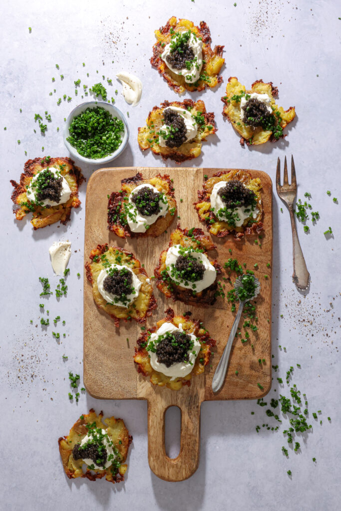 Knuste kartofler med caviar og pisket creme fraiche – Luksus snack til nytår