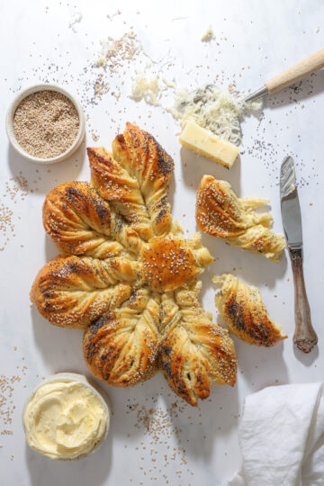 Stjernebrød med ost – Fyldt med hvidløgsost og to slags revet ost