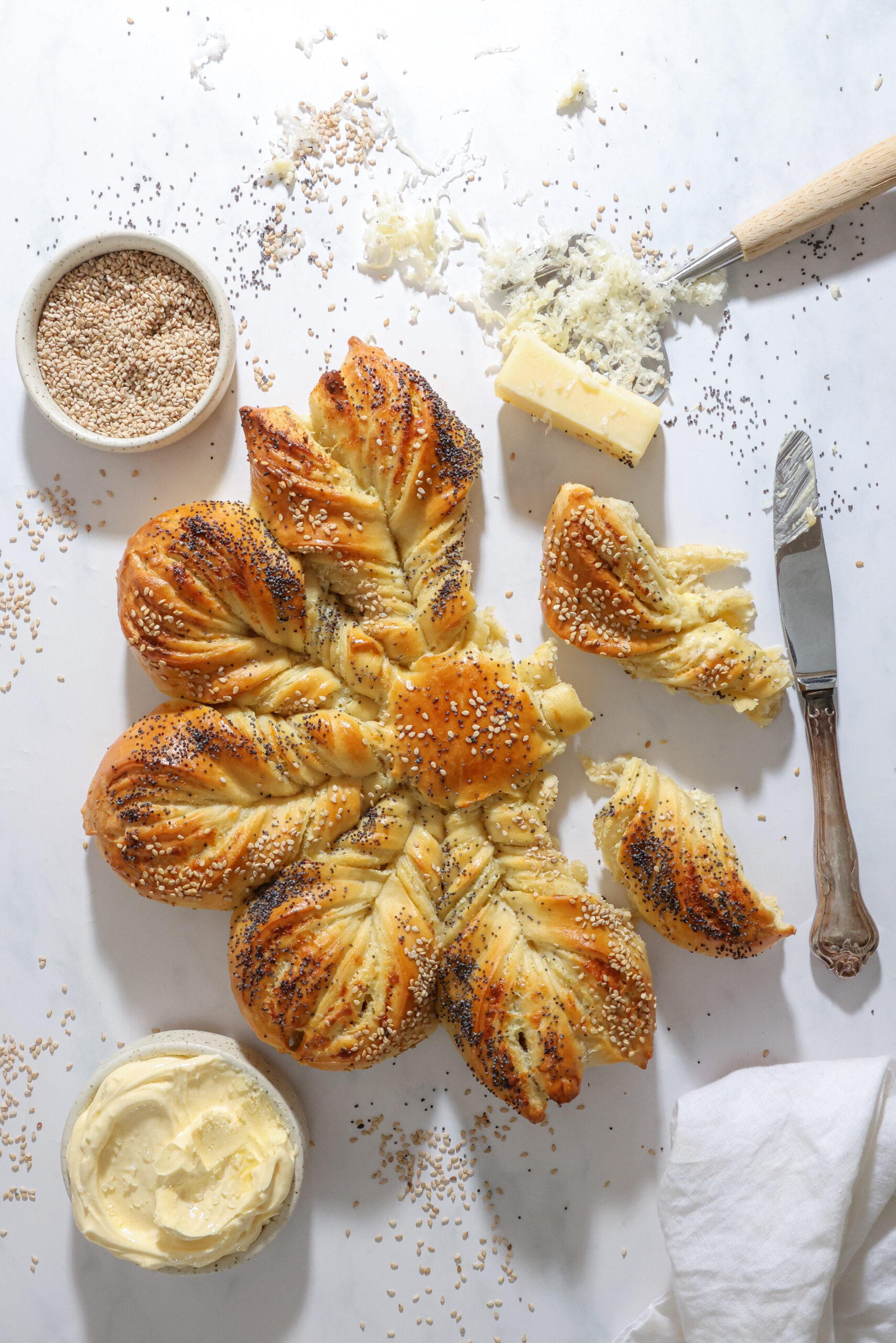 Stjernebrød med ost – Fyldt med hvidløgsost og to slags revet ost