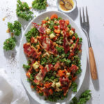 Grønkålssalat med bagte gulerødder, æble og sprød serrano