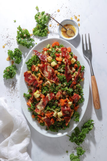 Grønkålssalat med bagte gulerødder, æble og sprød serrano