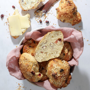 Koldhævede æltefri boller med tranebær og hasselnødder