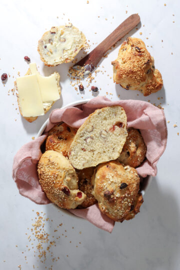 Koldhævede æltefri boller med tranebær og hasselnødder