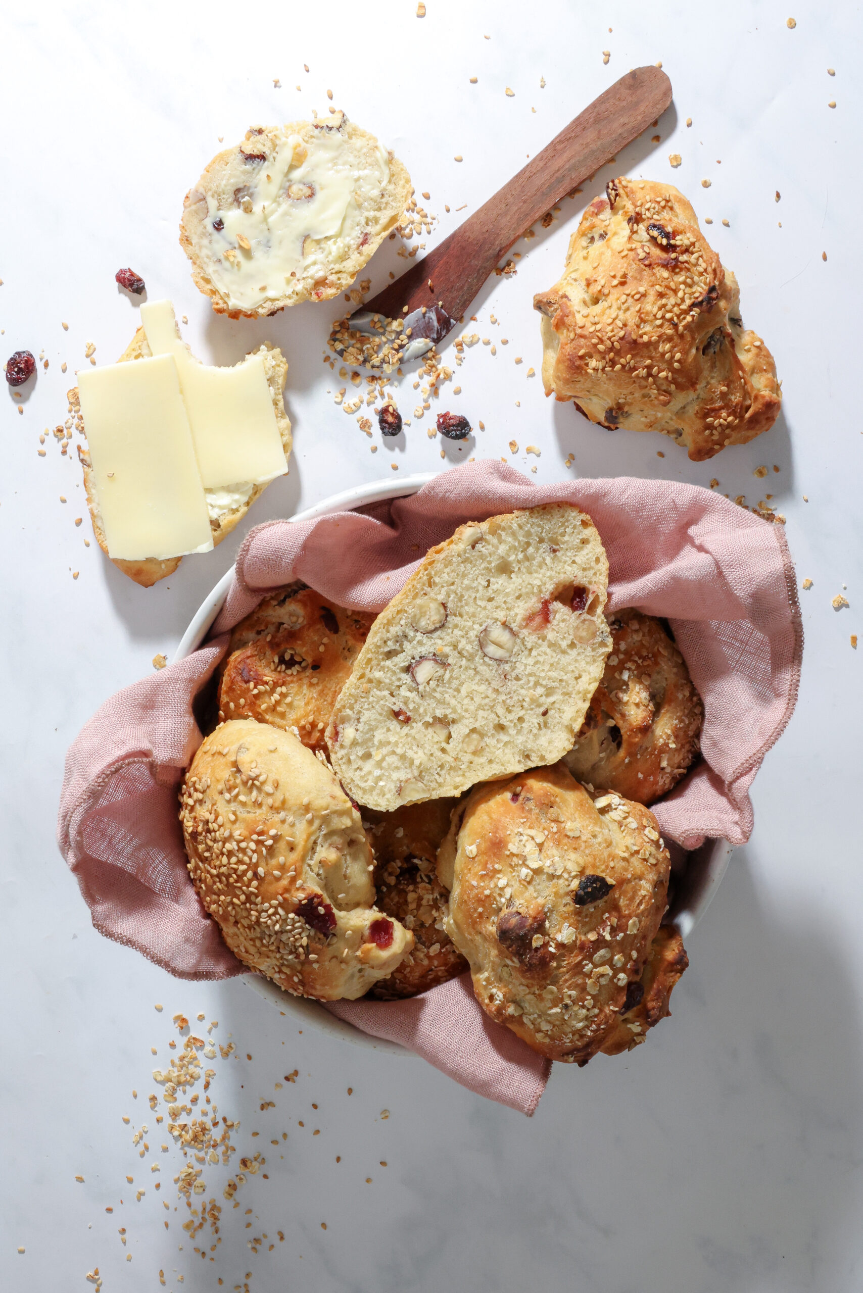 Koldhævede æltefri boller med tranebær og hasselnødder