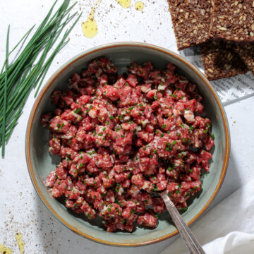 Rørt tatar – Klassisk opskrift med okseinderlår, grov sennep og løg