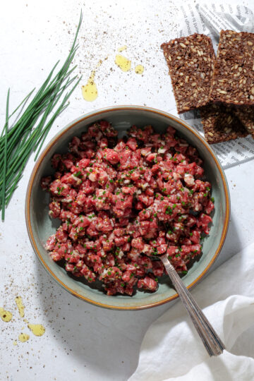 Rørt tatar – Klassisk opskrift med okseinderlår, grov sennep og løg