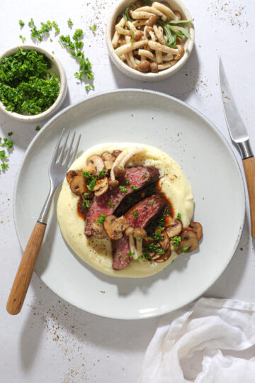 Flanksteak, kartoffelpuré med brunet smør og svampe