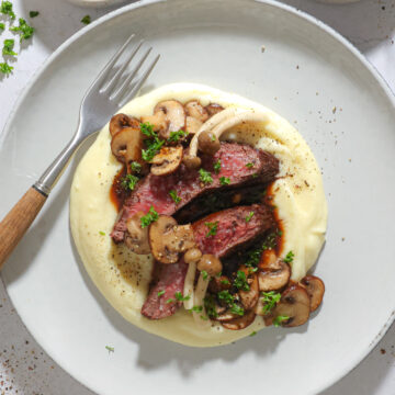 Flanksteak, kartoffelpuré med brunet smør og svampe