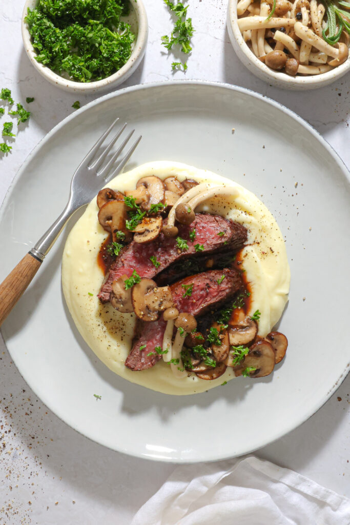 Flanksteak, kartoffelpuré med brunet smør og svampe
