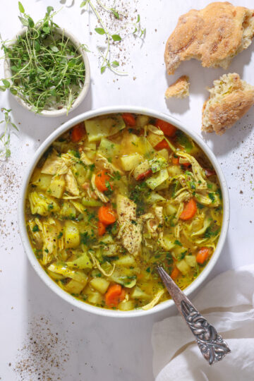 Kålsuppe med kylling og karry – Nem og kaloriefattig efterårssuppe