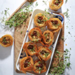 Sprøde filoruller med karamelliserede løg, feta og hot honey