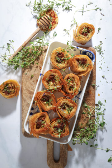 Sprøde filoruller med karamelliserede løg, feta og hot honey