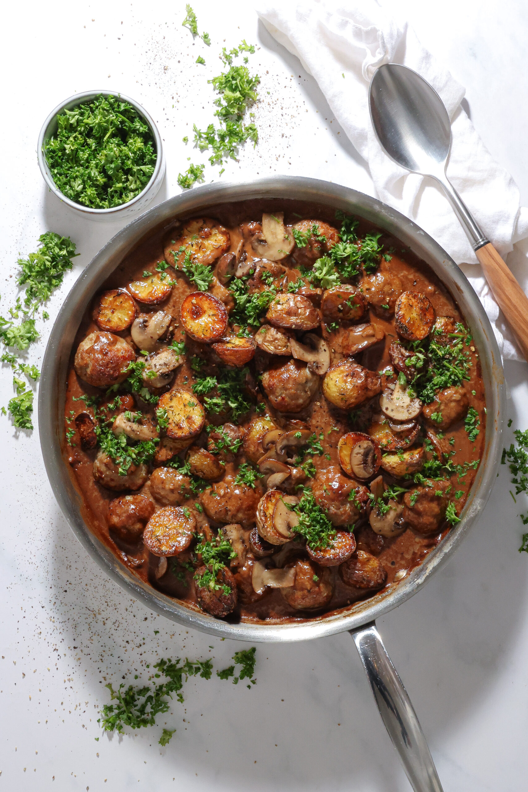 Kødboller i cremet svampesauce med sprøde kartofler