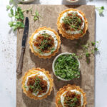 Små tærter med havarti, pisket ricotta og karamelliserede løg