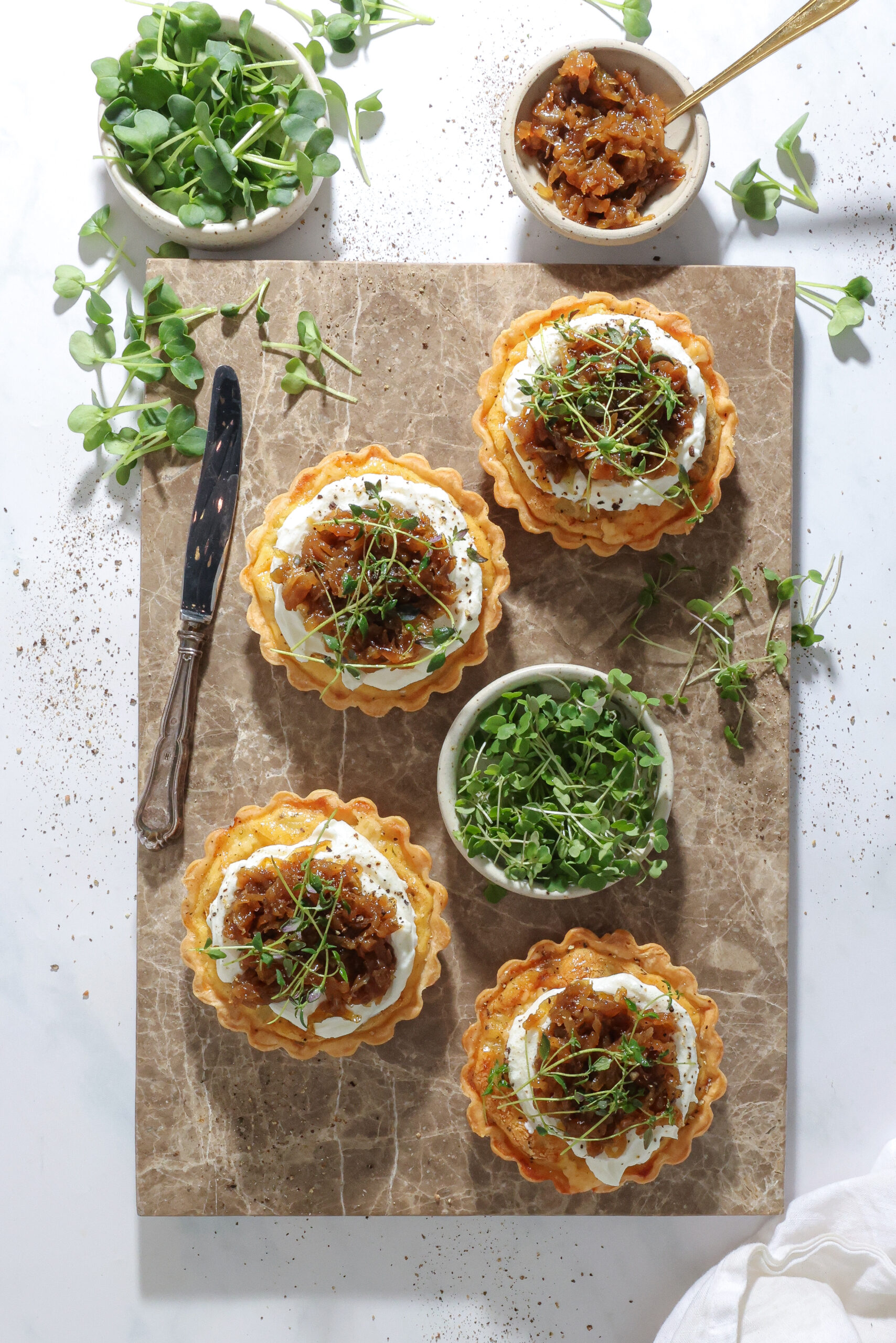 Små tærter med havarti, pisket ricotta og karamelliserede løg