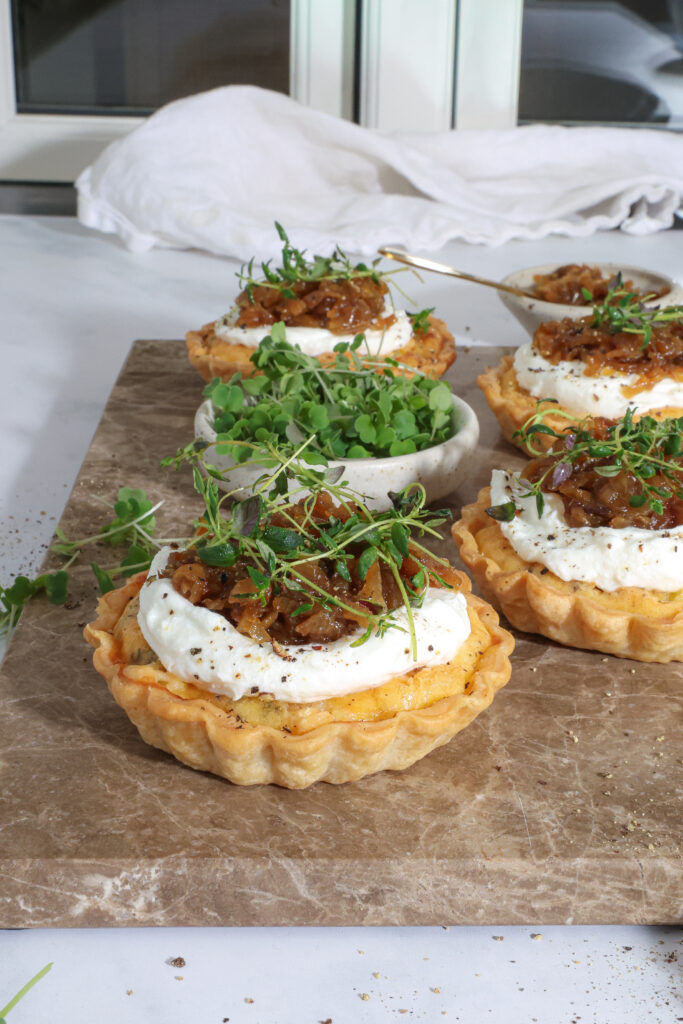 Små tærter med havarti, pisket ricotta og karamelliserede løg