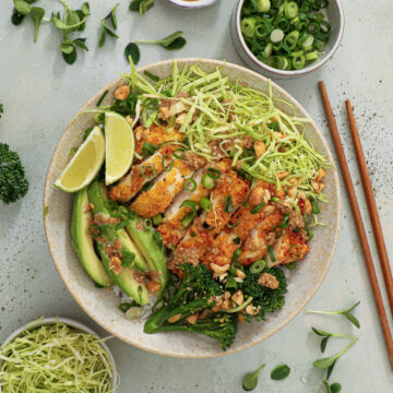 Poke bowl med sprød kylling og gomadressing – Nem og mættende bowl