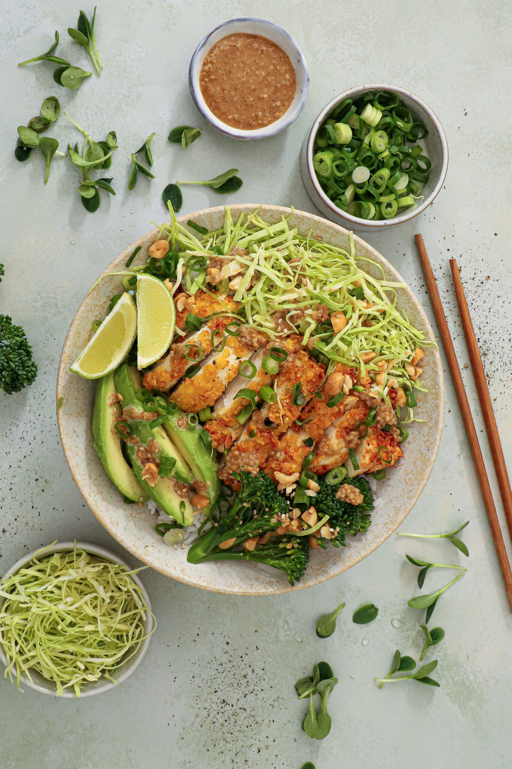 Poke bowl med sprød kylling og gomadressing – Nem og mættende bowl