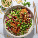 Asiatisk kålsalat med sprød kylling og chilidressing