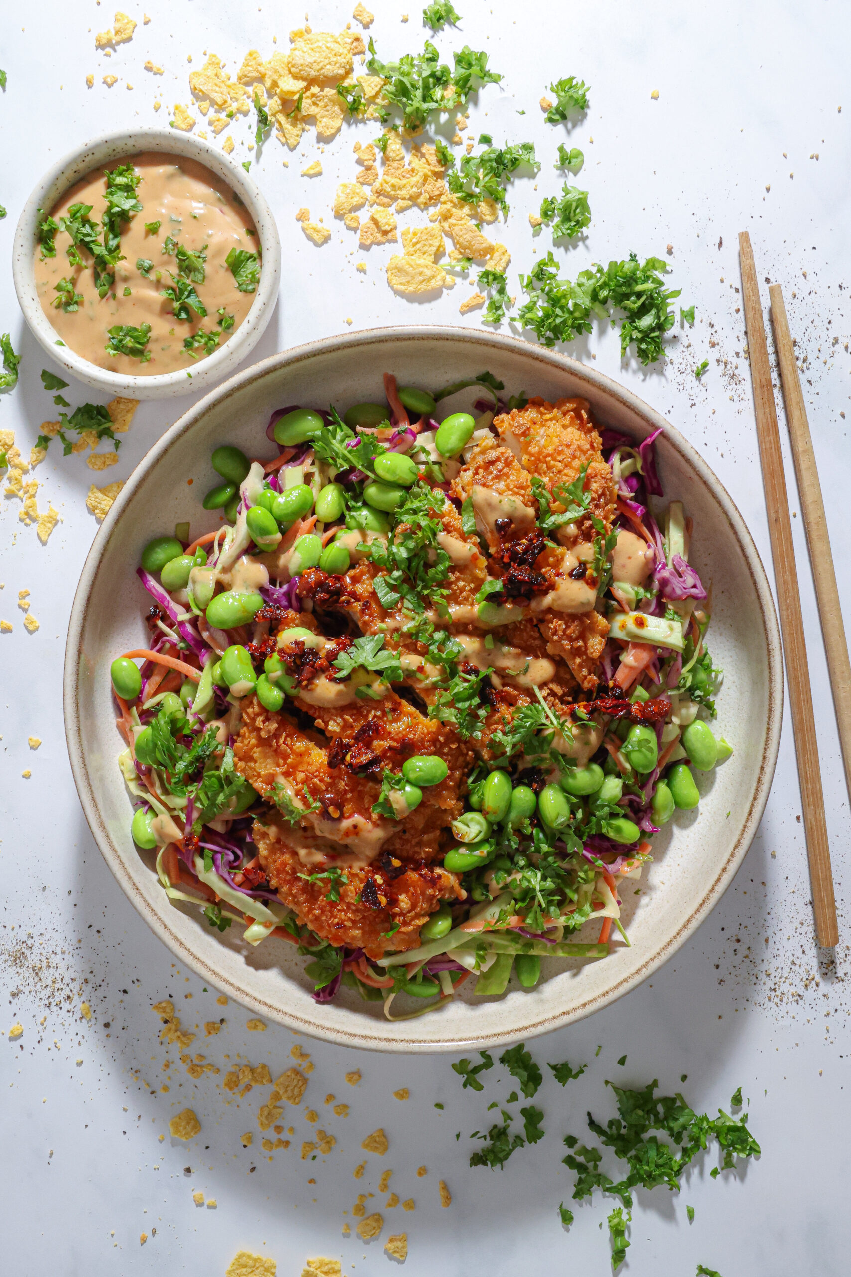 Asiatisk kålsalat med sprød kylling og chilidressing