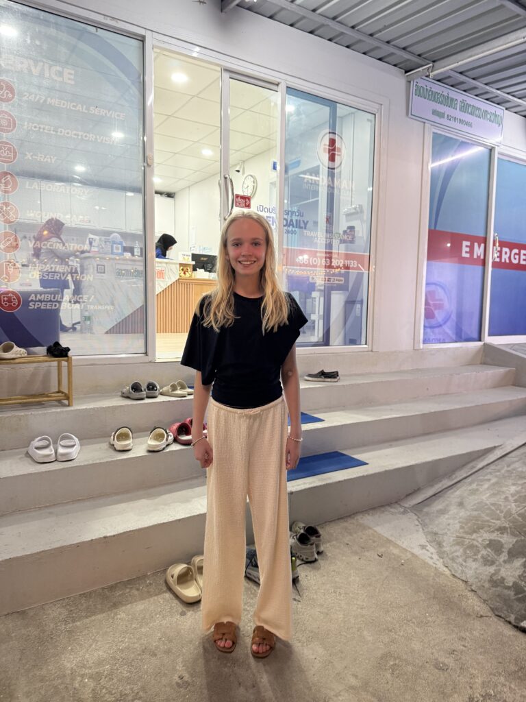 Alberte på vej hjem fra hospitalet