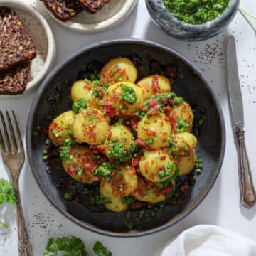 Kartoffelsalat med sennep, persillepesto og knust bacon
