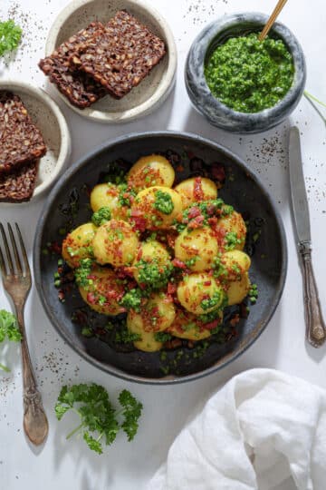 Kartoffelsalat med sennep, persillepesto og knust bacon
