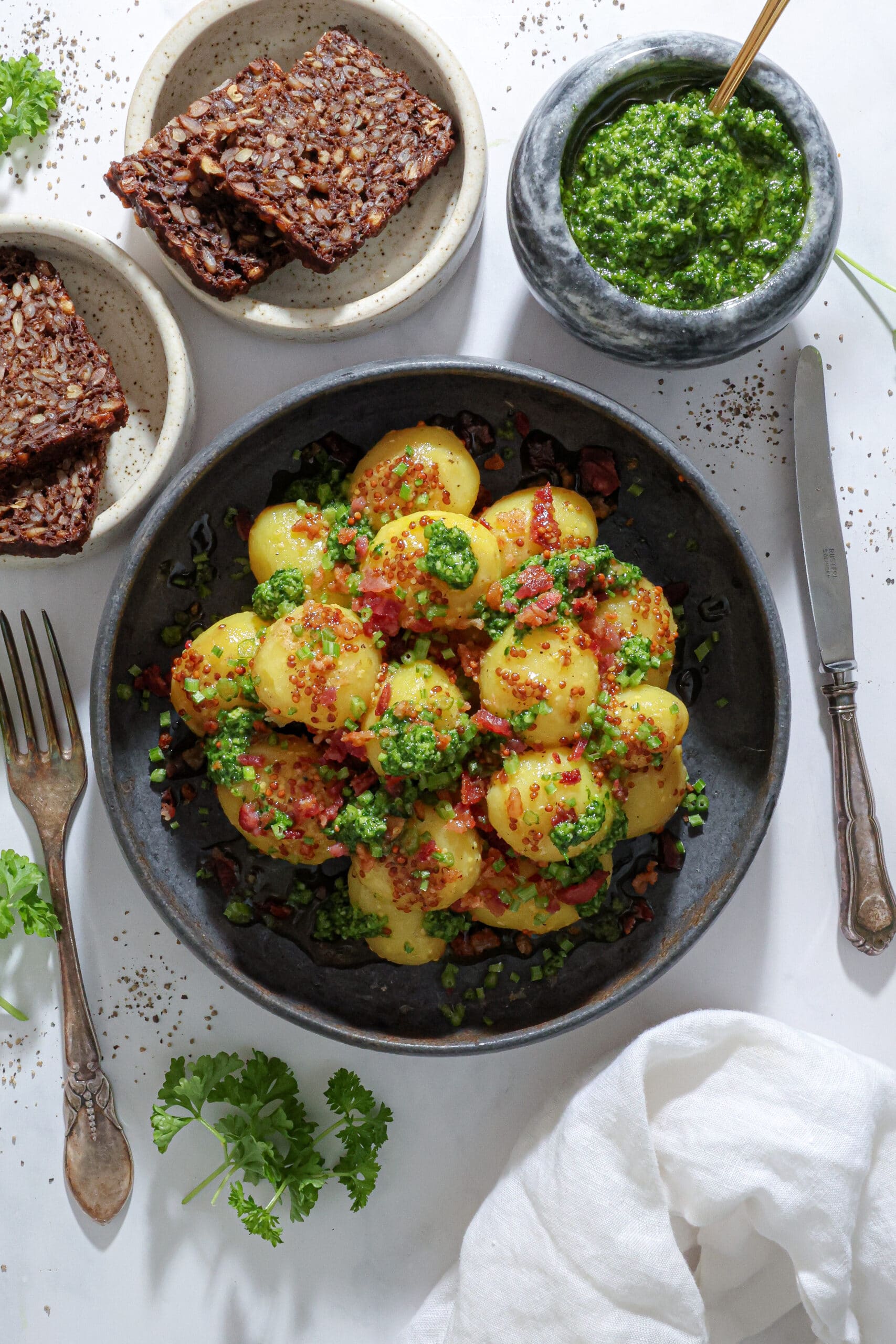 Kartoffelsalat med sennep, persillepesto og knust bacon