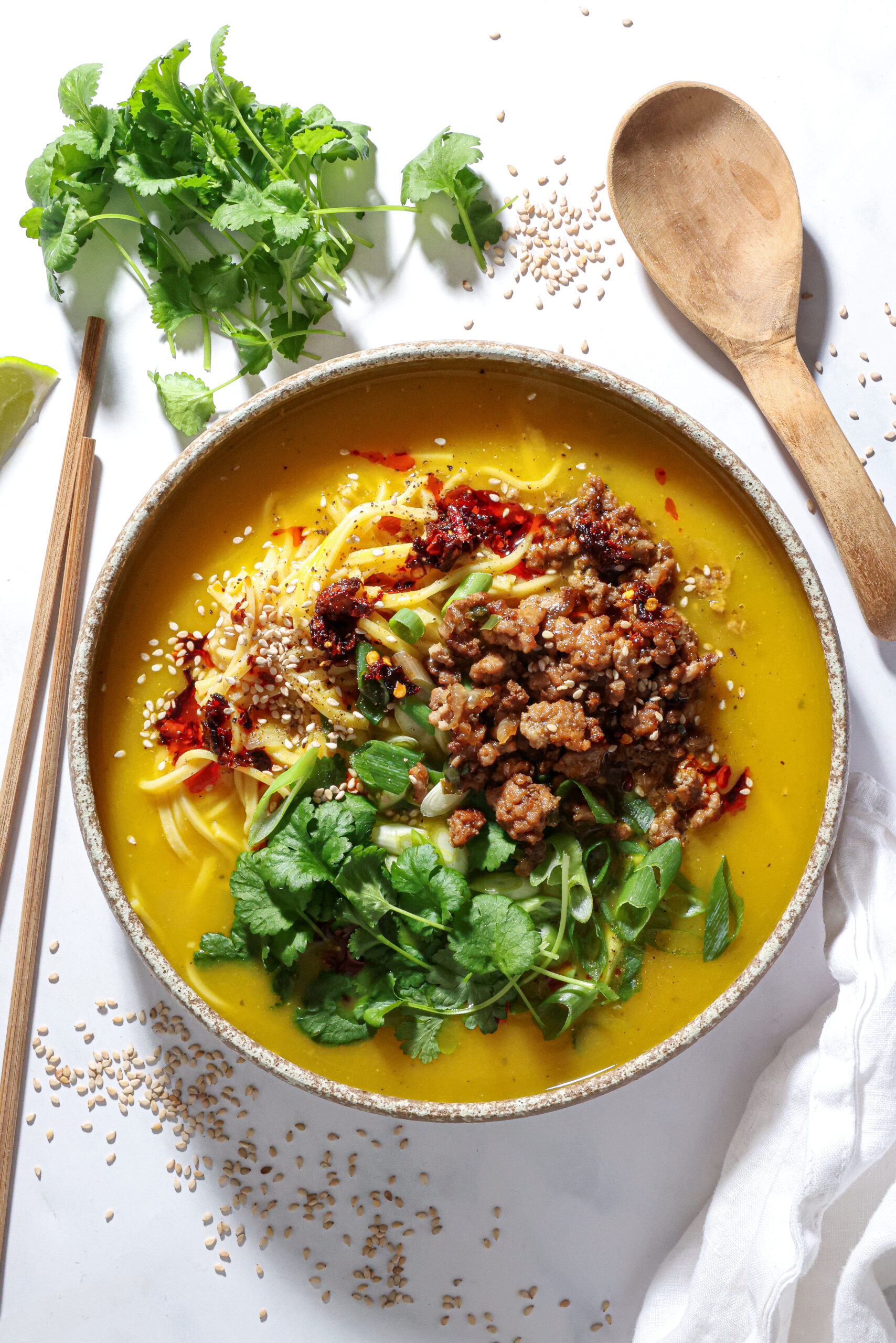 Asiatisk grøntsagssuppe med nudler og sprød gris