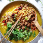 Asiatisk grøntsagssuppe med nudler og sprød gris