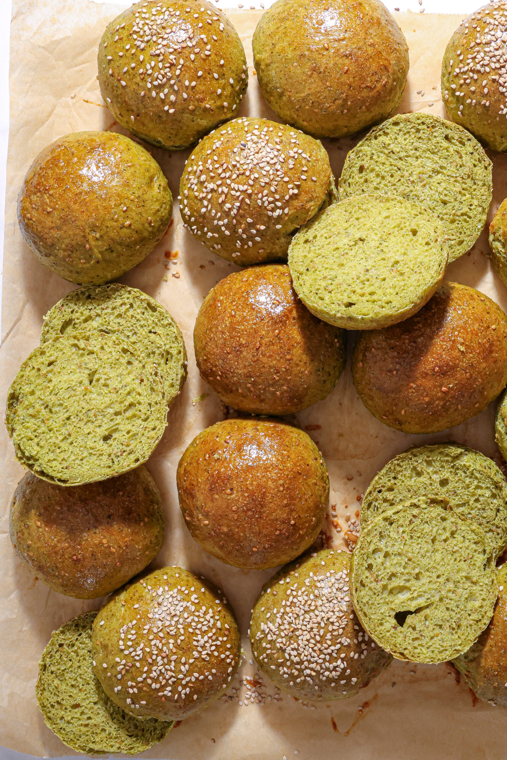 Spinatboller med ristede sesam – Saftige boller med græsk yoghurt