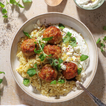 Orzo med citron, græske kyllingekødboller og hvidløgsyoghurt