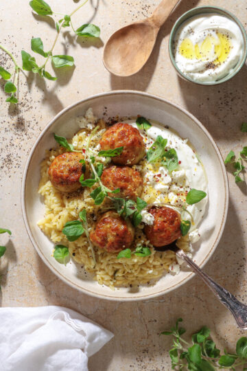 Orzo med citron, græske kyllingekødboller og hvidløgsyoghurt