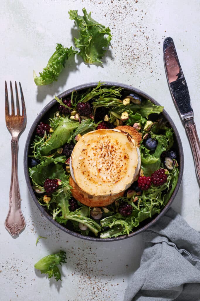 Chevre Chaud salat - fransk salat med varm gedeost og sprødt brød
