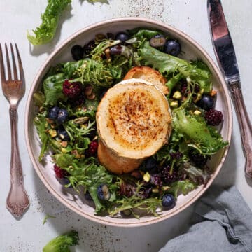 Chevre Chaud salat - fransk salat med varm gedeost og sprødt brød