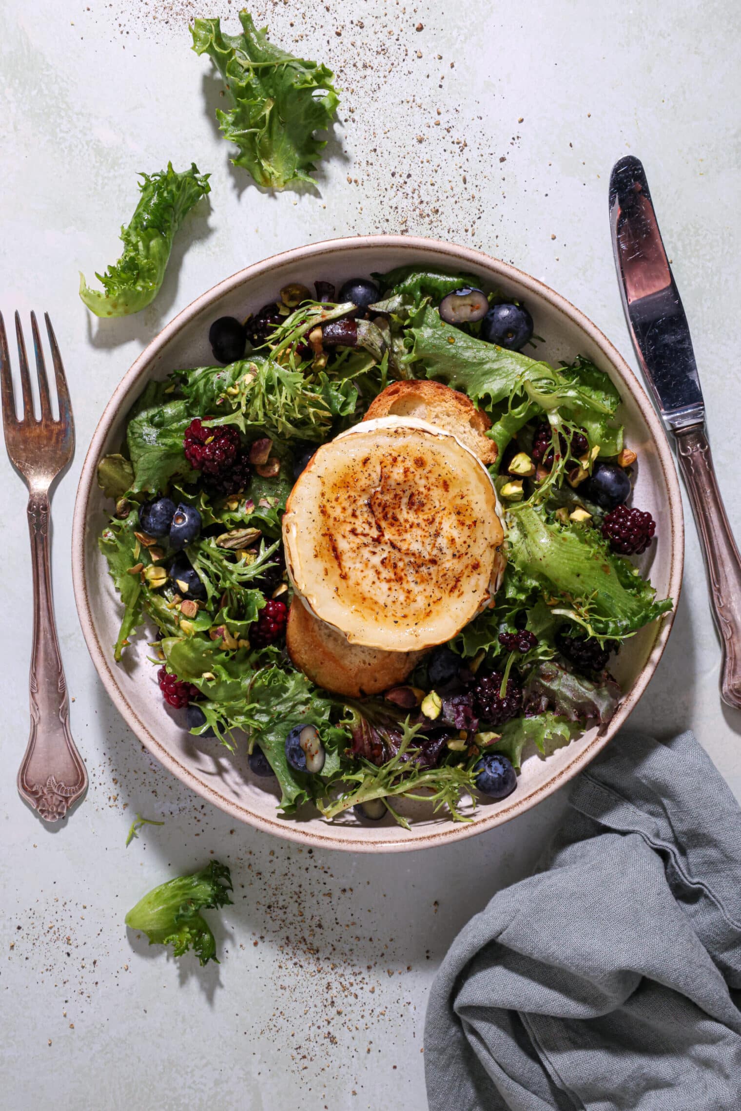 Chevre Chaud salat - fransk salat med varm gedeost og sprødt brød